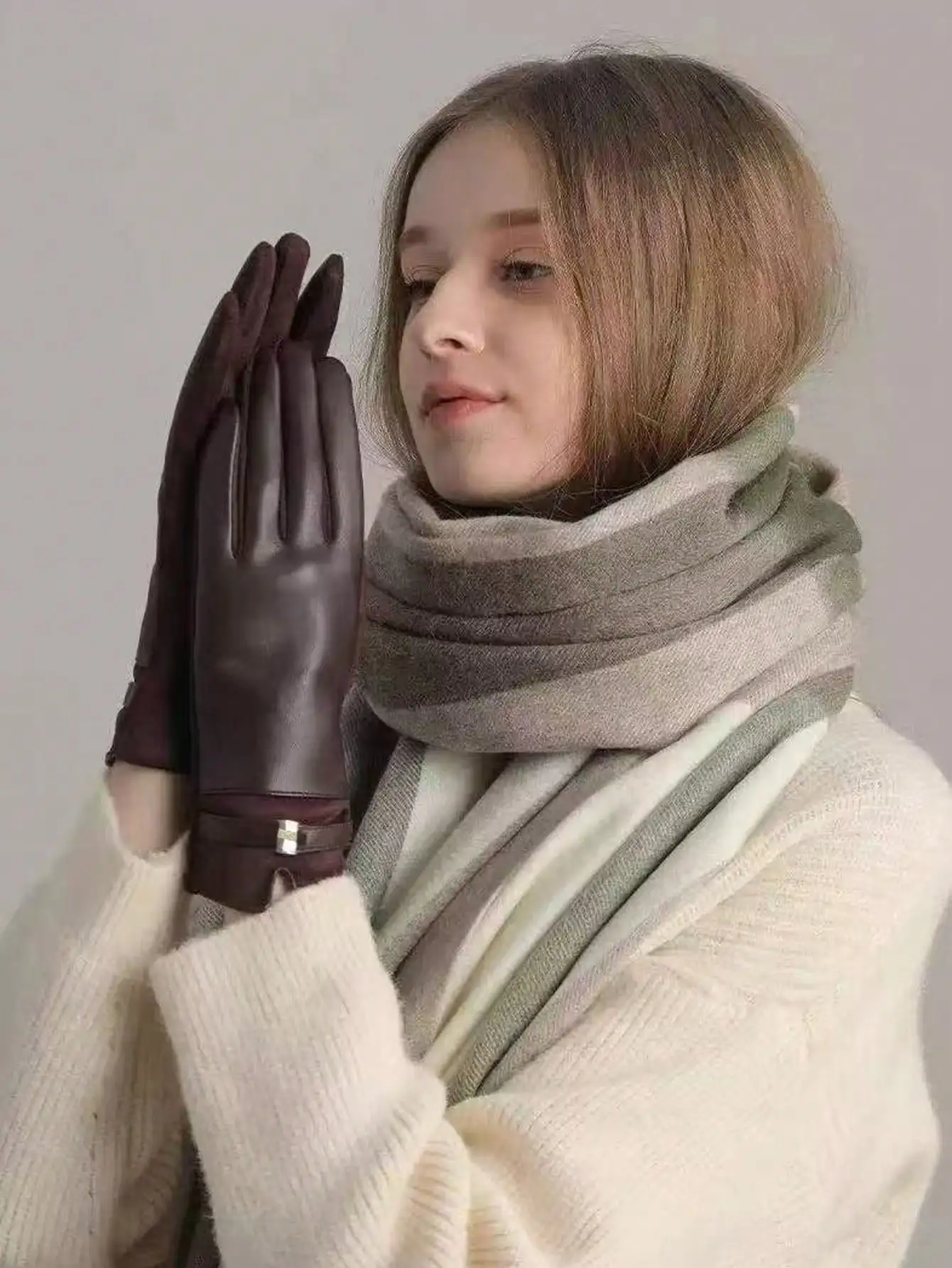 زوج واحد من قفازات نسائية أنيقة ببرشام من البولي يوريثان - قفازات غير رسمية للخريف والشتاء