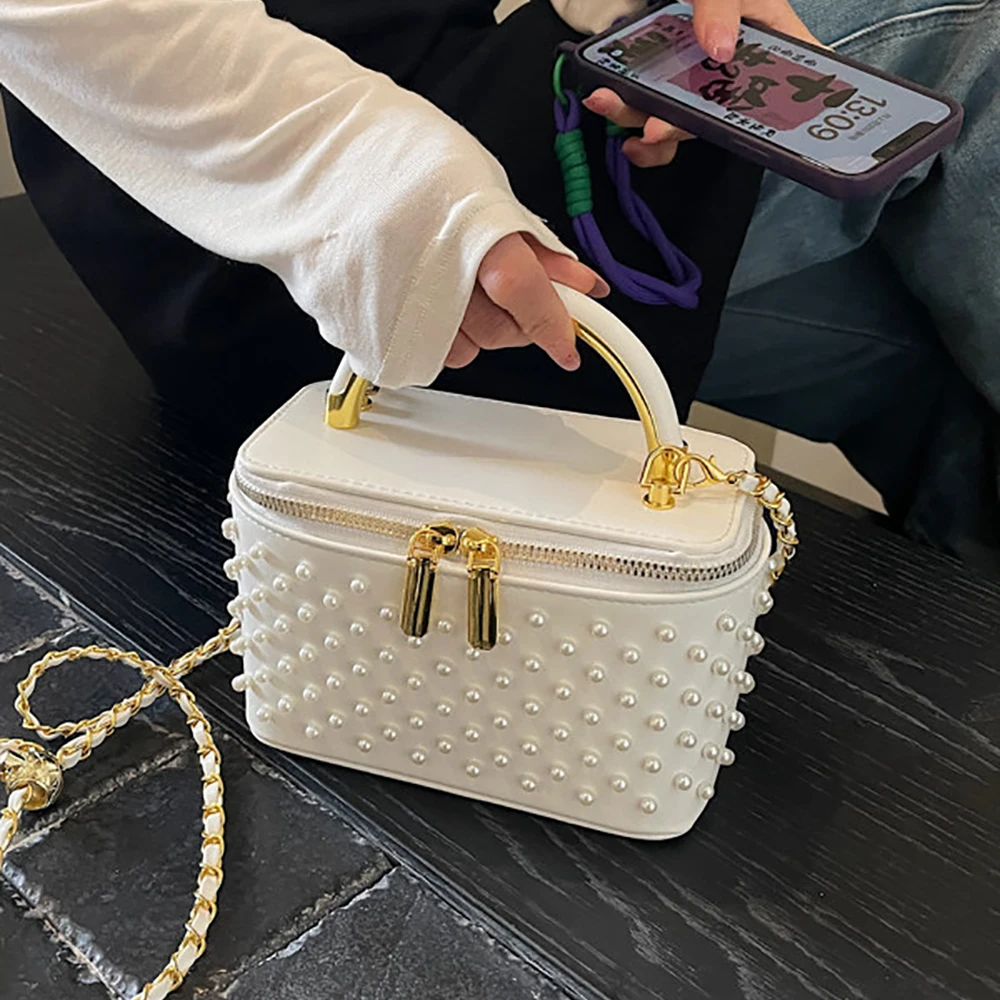 

Новая женская сумка-кроссбоди 2026 года с цепочкой и жемчугом, модная наплечная сумка-бокс из ПУ-кожи, маленькая квадратная сумочка для повседневного использования