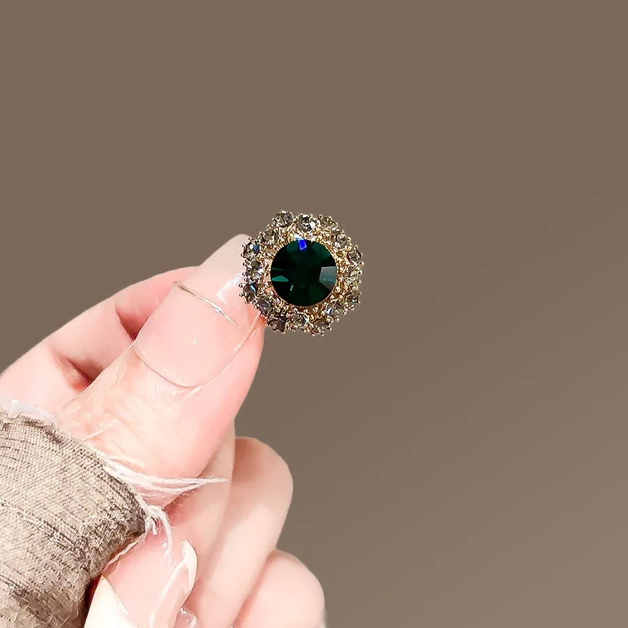 Mini anti glare low neckline circular buckle pin brooch, exquisite pin fixing clothes, seamless concealed buckle accessory