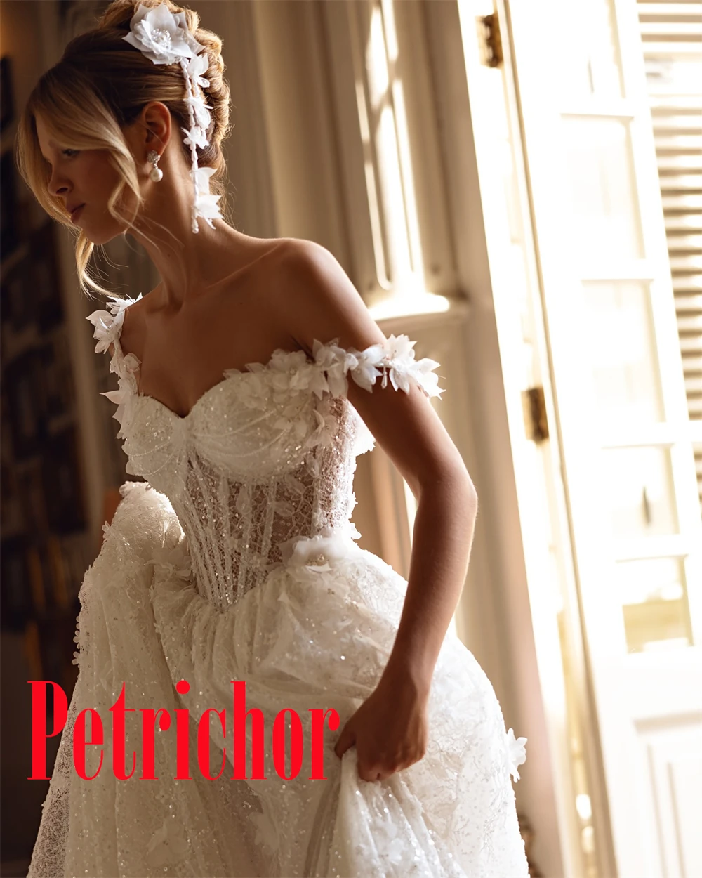 Robe de mariée personnalisée sans bretelles, fleurs de haute qualité, bretelles Spaghetti, sans manches, traîne chapelle exquise, dos nu