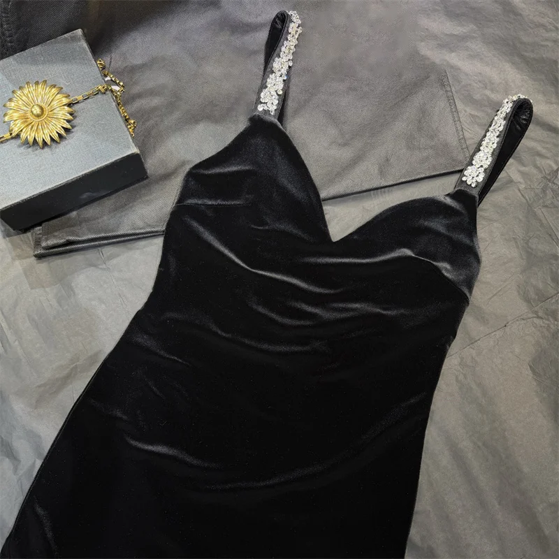 Abito da donna 2025 Inverno nuovi abiti lunghi slim con bretelle in velluto Abito con strass avvolto sui fianchi Abiti da festa sexy senza schienale