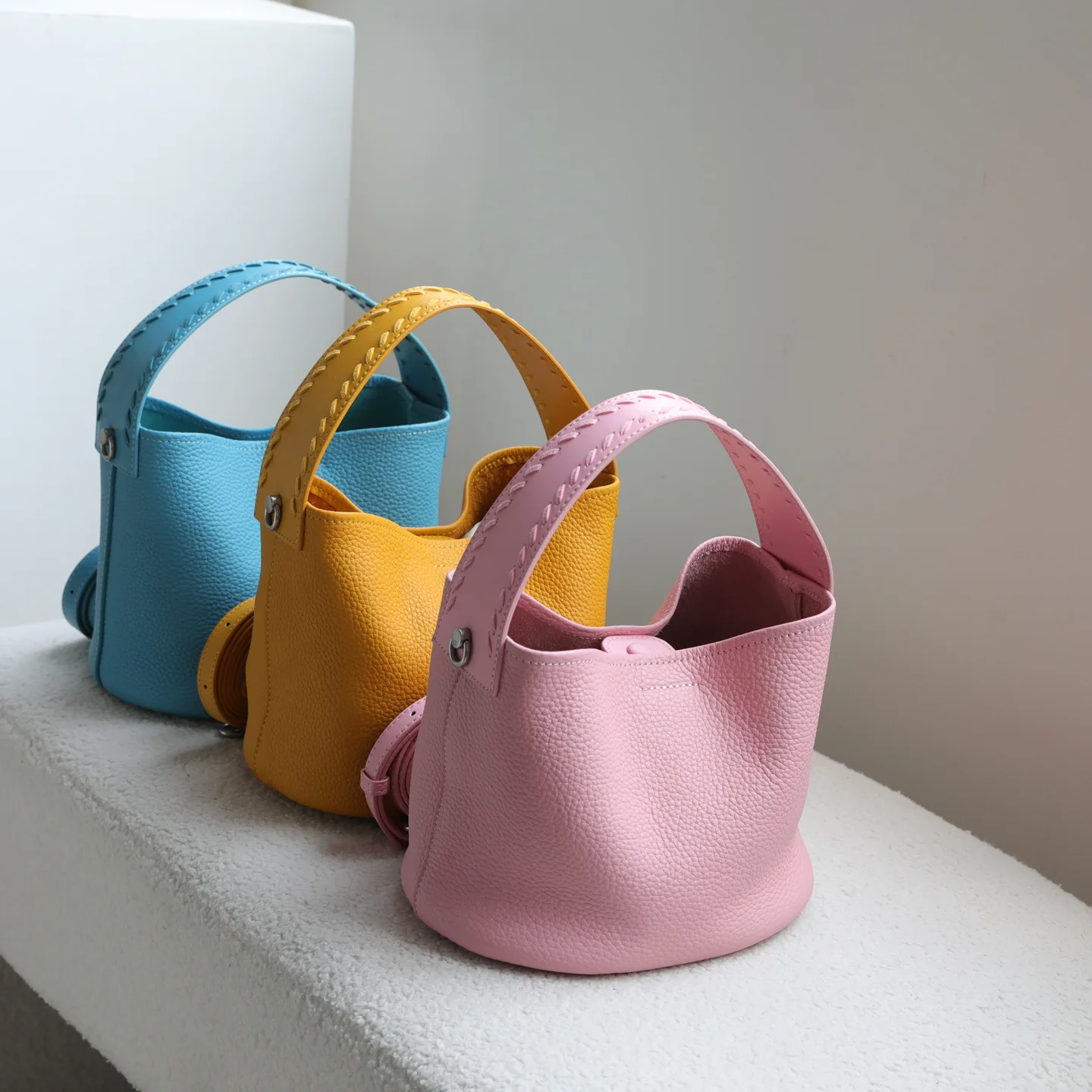 

FIRMRANCH Premium Minimalist Fashionable Versatile Woven Decorative Top Layer Cowhide Bucket Women's Commuter Crossbody Purse