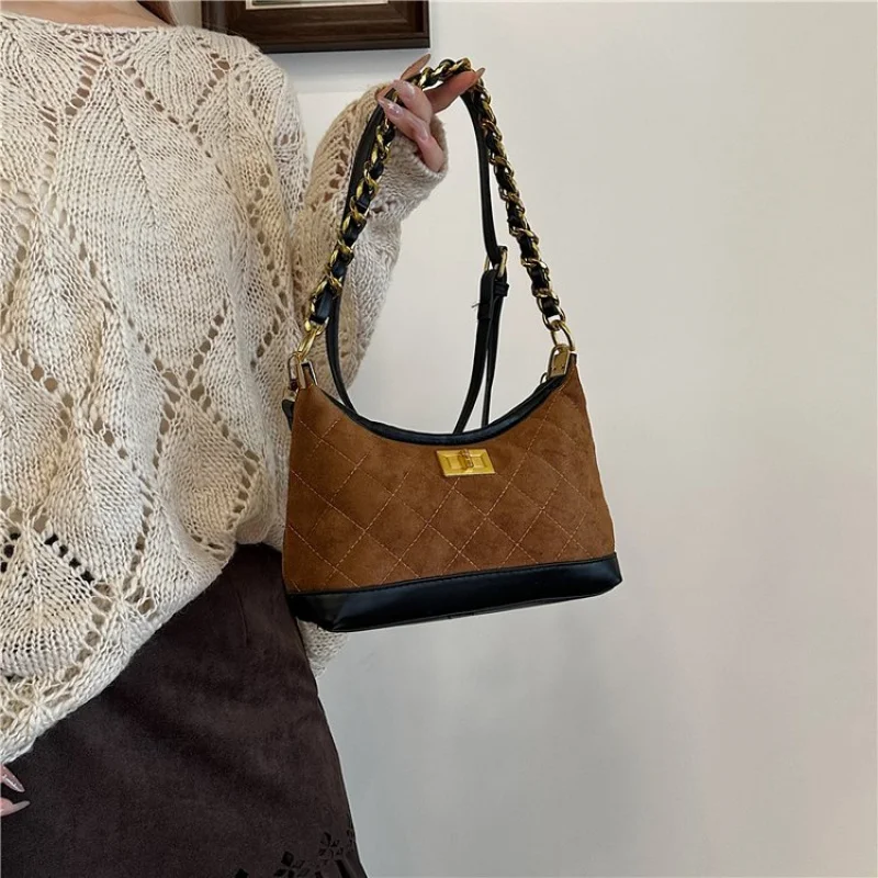 Elegancka torebka damska wykonana ze skóry nubukowej, o swobodnym, amsterdamskim, luksusowym, lekkim i miękkim stylu do noszenia na co dzień.