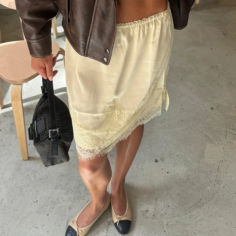 

Элегантная атласная юбка с кружевной отделкой по подолу Шикарная женская модная короткая юбка с высокой талией 90-х годов Винтажная атласная юбка трапециевидной формы Y2k Streetwear
