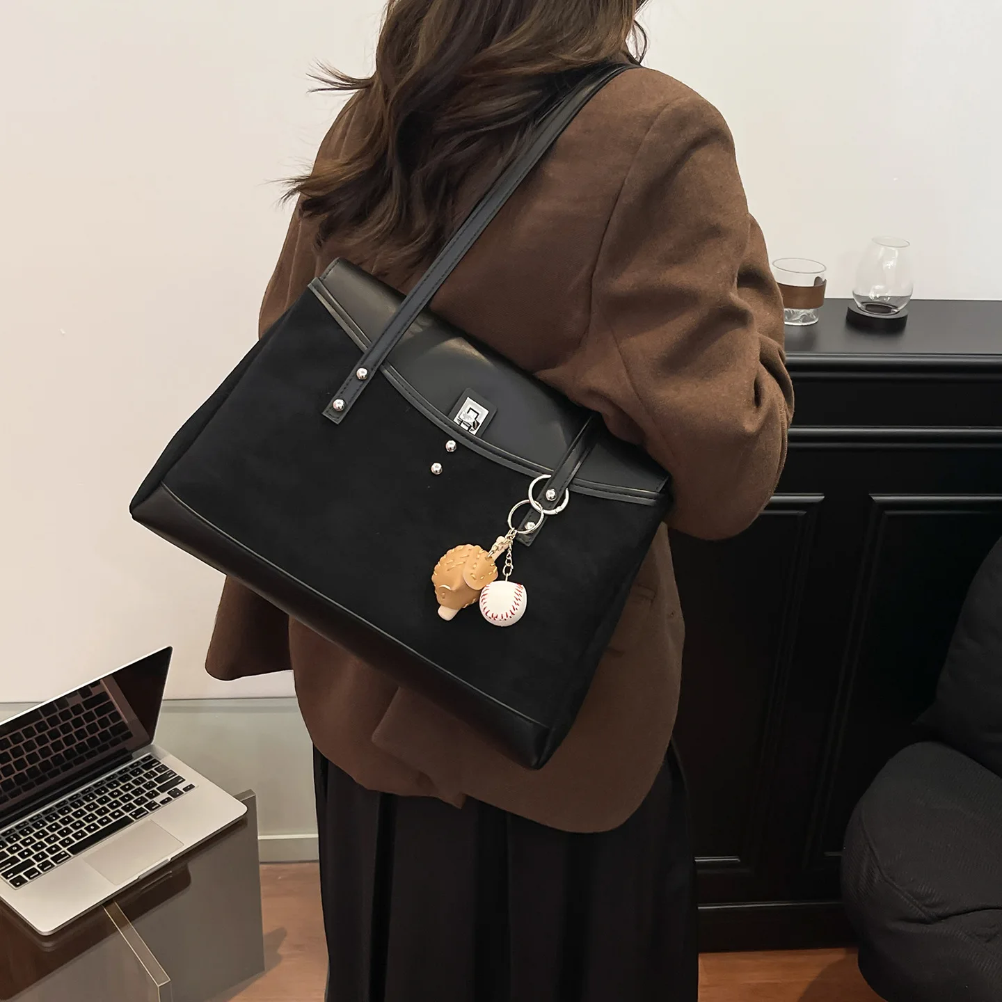 

2025 Women‘s Large Capacity Tote Bag, Genuine Leather Multi-way Shoulder Crossbody Purse, Vintage Chic Work Bag for Office