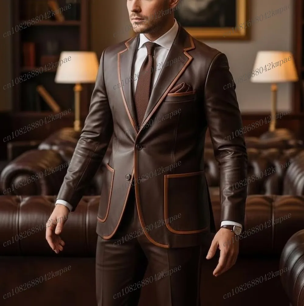

Новый коричневый мужской кожаный костюм для торжественных мероприятий: свадьбы, выпускного, деловых встреч. Комплект из 2 предметов: пиджак и брюки.