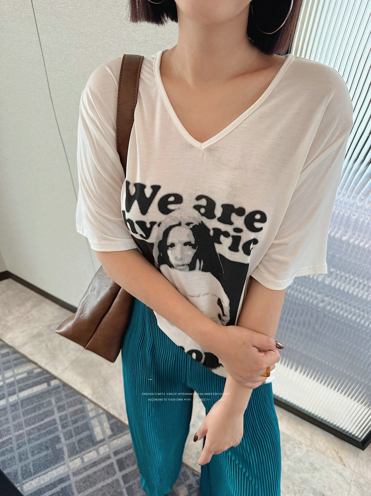 

Белая футболка с коротким рукавом и портретным принтом, женская, свободного кроя, повседневная, модная, стройнящая, универсальная, из смесового хлопка и полиэстера