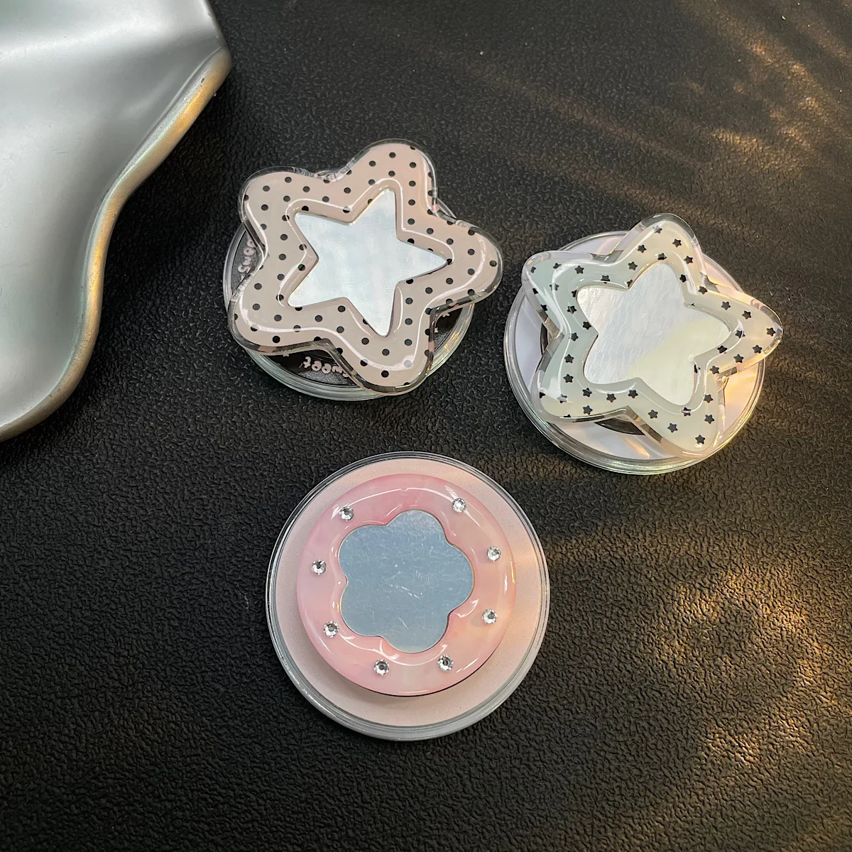 

Магнитная подставка-зеркало Dot Drilling Pink Flower для телефонов MagSafe, мощный клейкий настольный держатель для ленивых пользователей