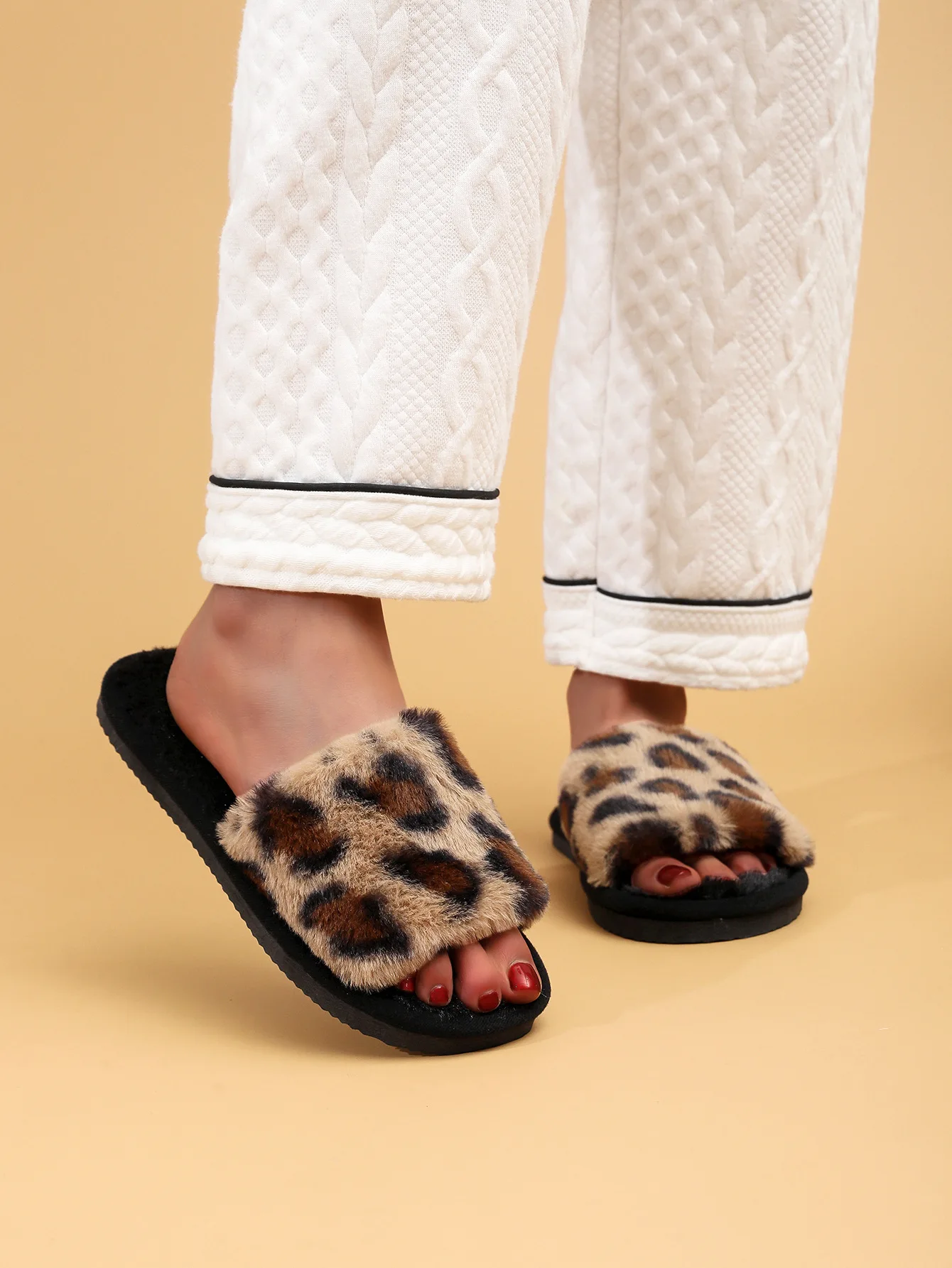 Vintage-Leopard-Hausschuhe aus Plüsch für Damen, rutschfest, strapazierfähig, Fell-Hausschuhe, gemütliche, weiche, flauschige Wohnzimmerschuhe. – Detail 9