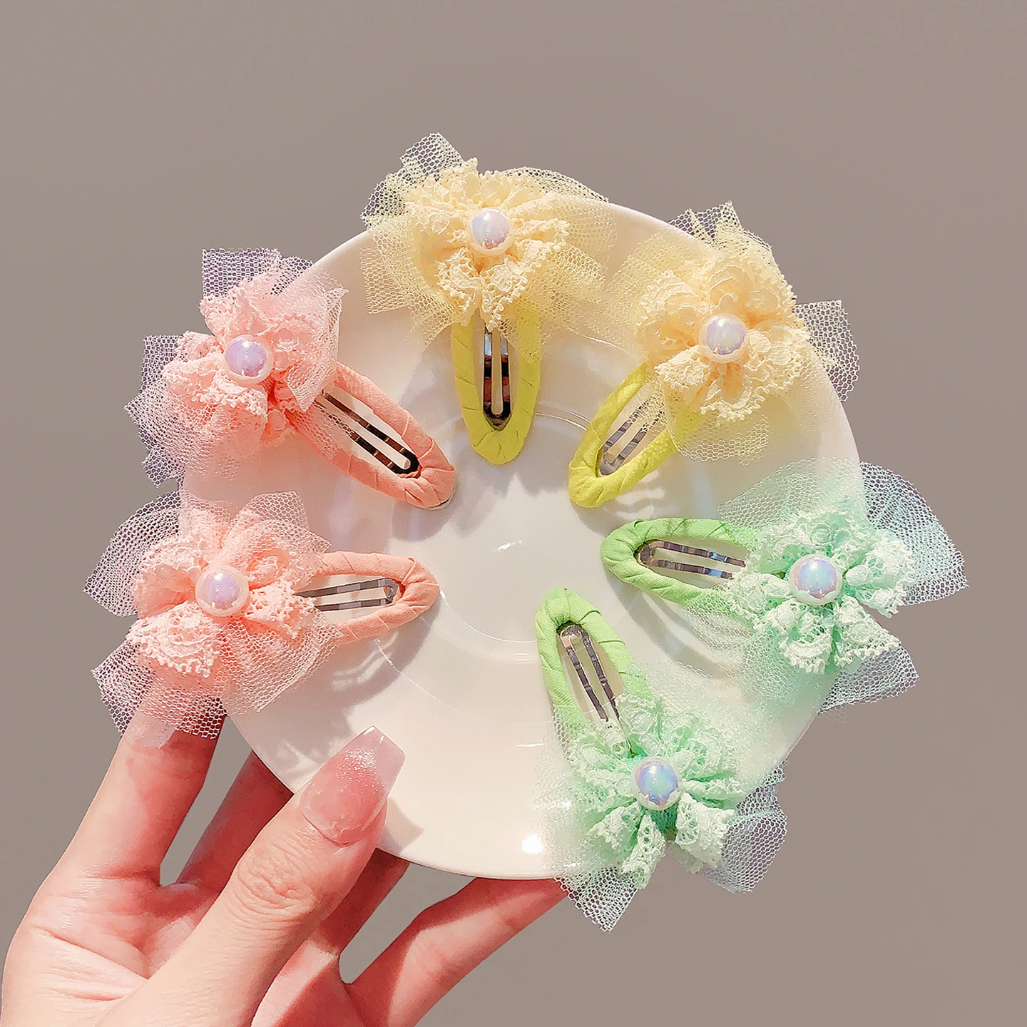 2 Stück/Set Modische Stoffumwickelte Wassertropfen-Haarspangen Spitzen-Tüll-Blumen-Perlen-Haarnadeln für Frauen Mädchen Kinder Haarklammern 2026 – Detail 2