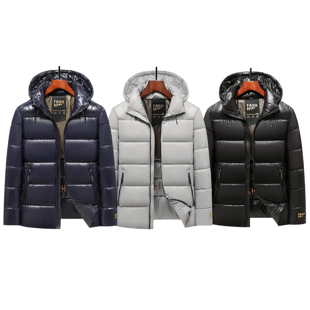 

Новое мужское зимнее пальто 2025 года — это толстая и блестящая куртка на хлопковой подкладке со съемными карманами на капюшоне и ветрозащитной курткой.