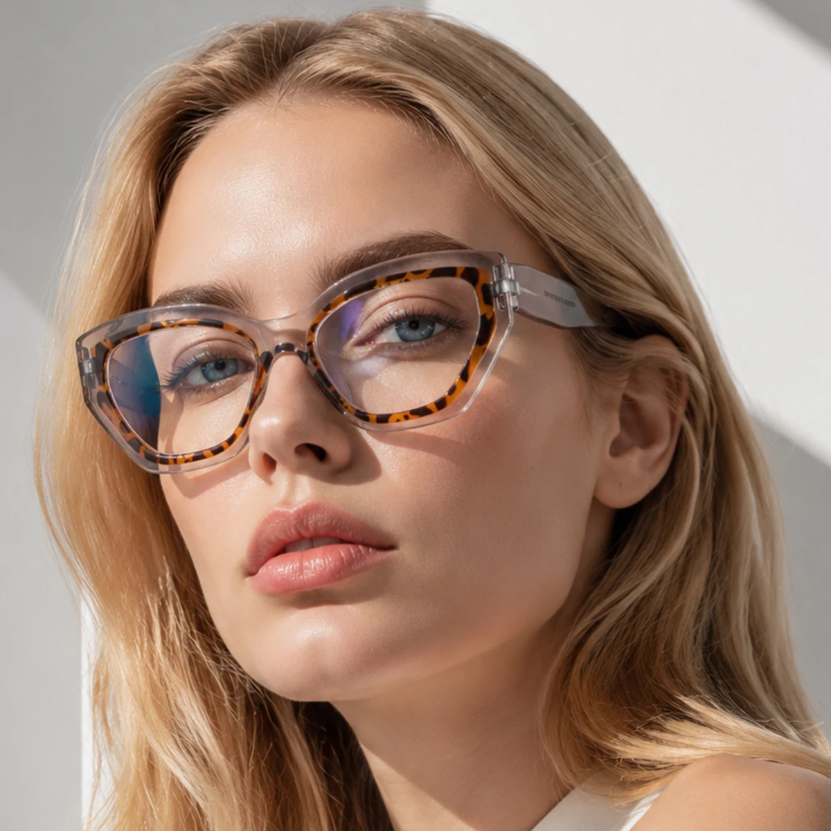 1 Pair of Women's Full-Frame Personality-Enhancing Two-Tone Cat-Eye Glasses, Retro, Bold, Unique, and Fashionable Women's Non-Prescription Glasses, Suitable for Street Photography, Check-Ins, Girls' Gatherings, Casual Wear, and Store Visits