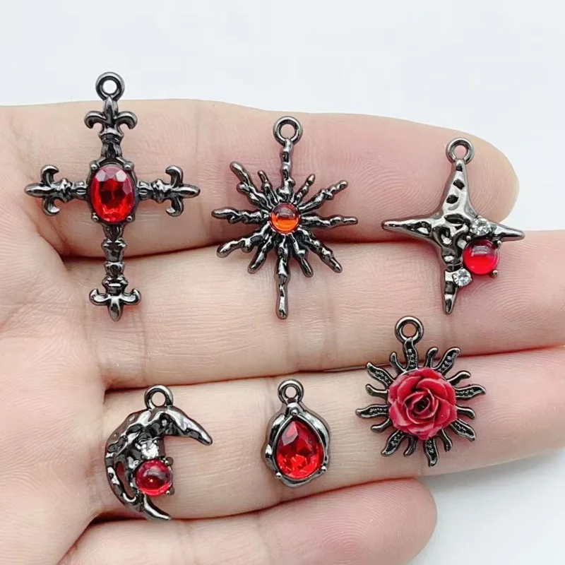 10 piezas de colgantes de aleación estilo gótico oscuro con cruz de diamante rojo, rosa y luna para accesorios de bricolaje de pulseras y collares