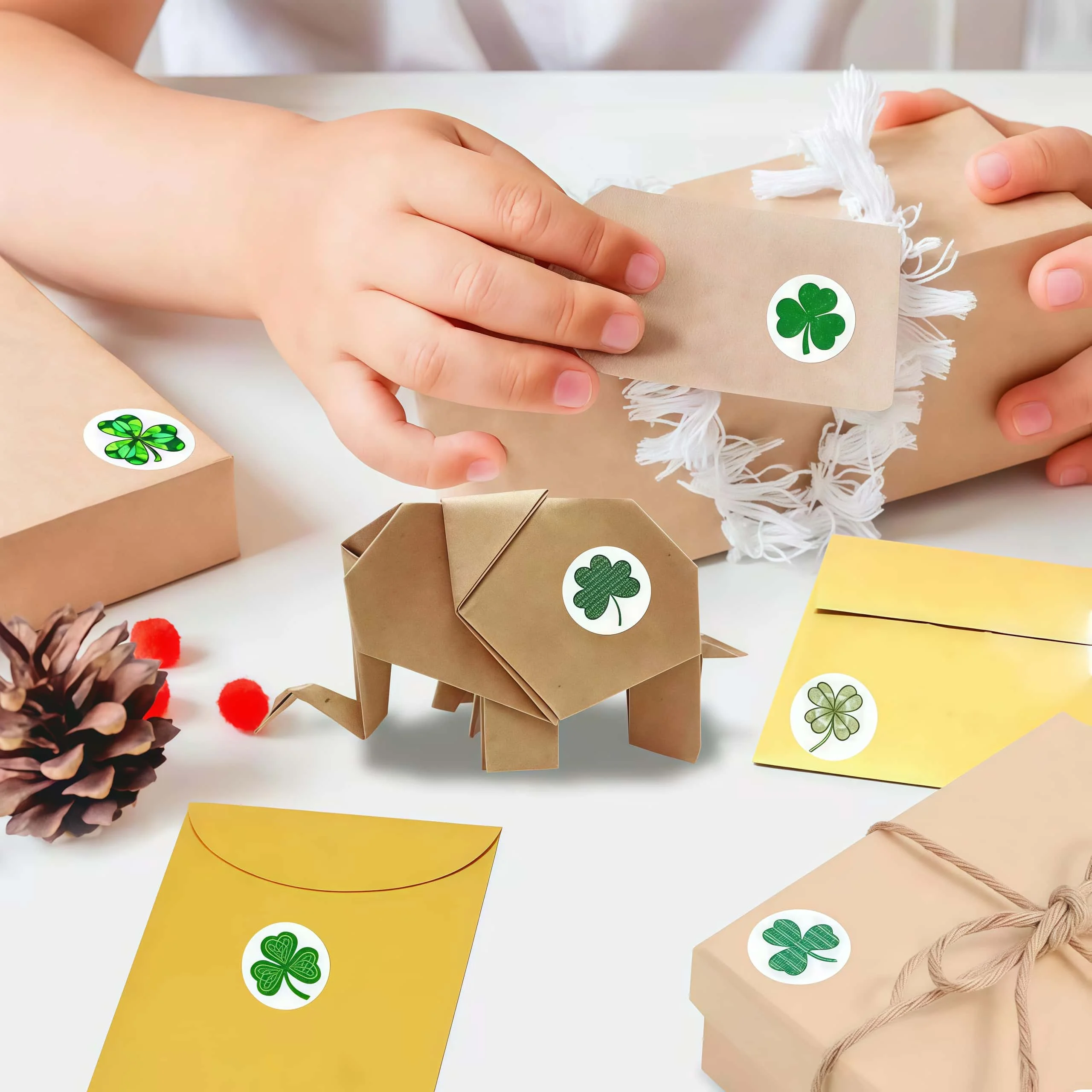 Nowość! 500 sztuk/rolka naklejek z koniczyną, wodoodporne i łatwe do zdejmowania naklejki z motywem koniczyny do majsterkowania, pakowania prezentów i dekoracji.