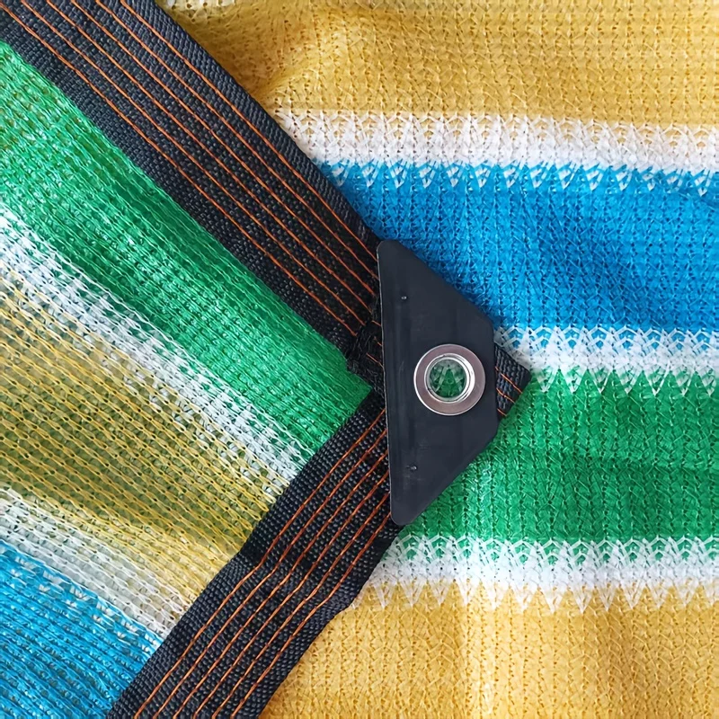 【抗積水排水日よけネット】中間が隆起したデザインと流路溝を組み合わせることで、雨水が素早く流れるようになります。