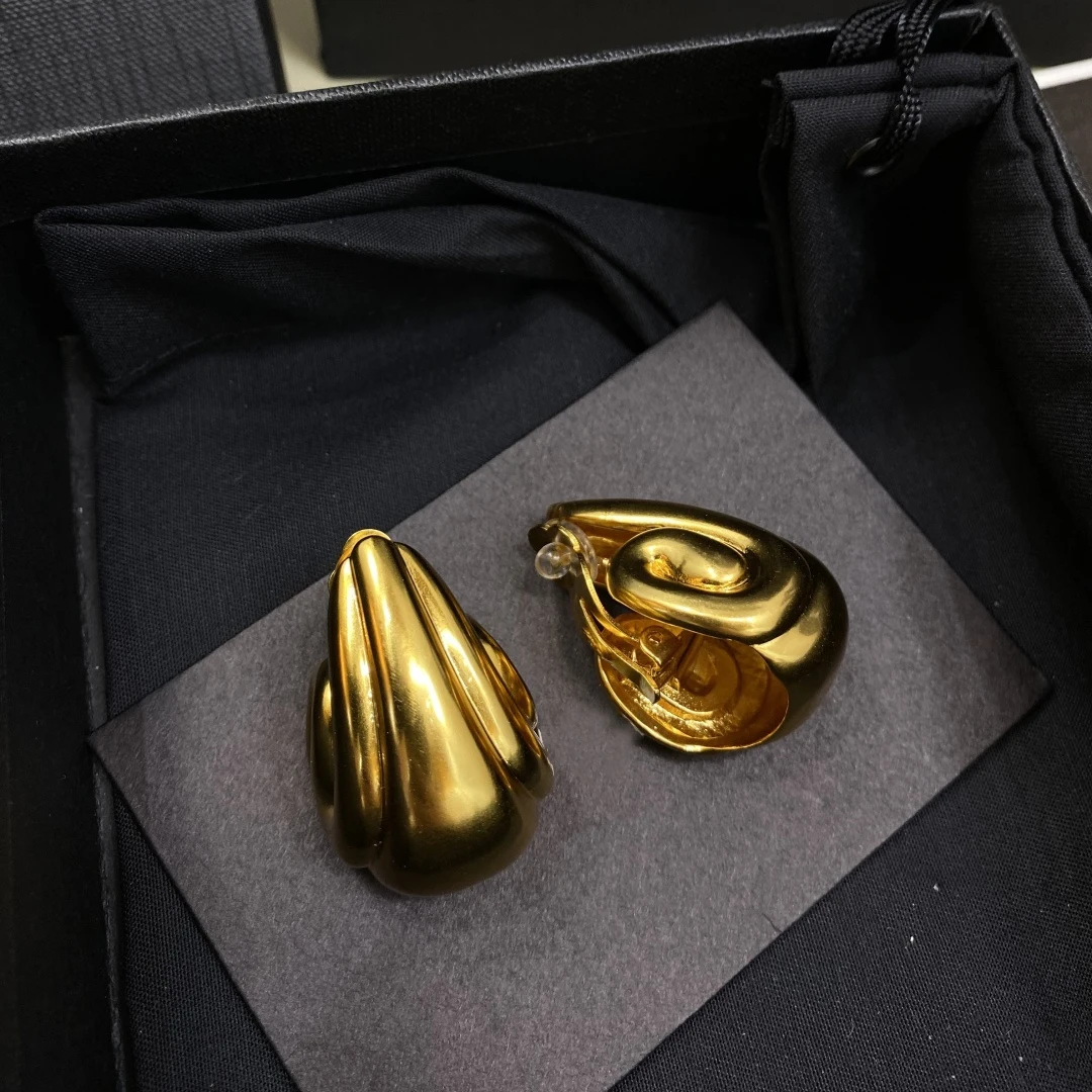 Europe America Top Quality Brass Plated Gold Designer Brand Earrings Ear Clip Woman Luxury Jewelry