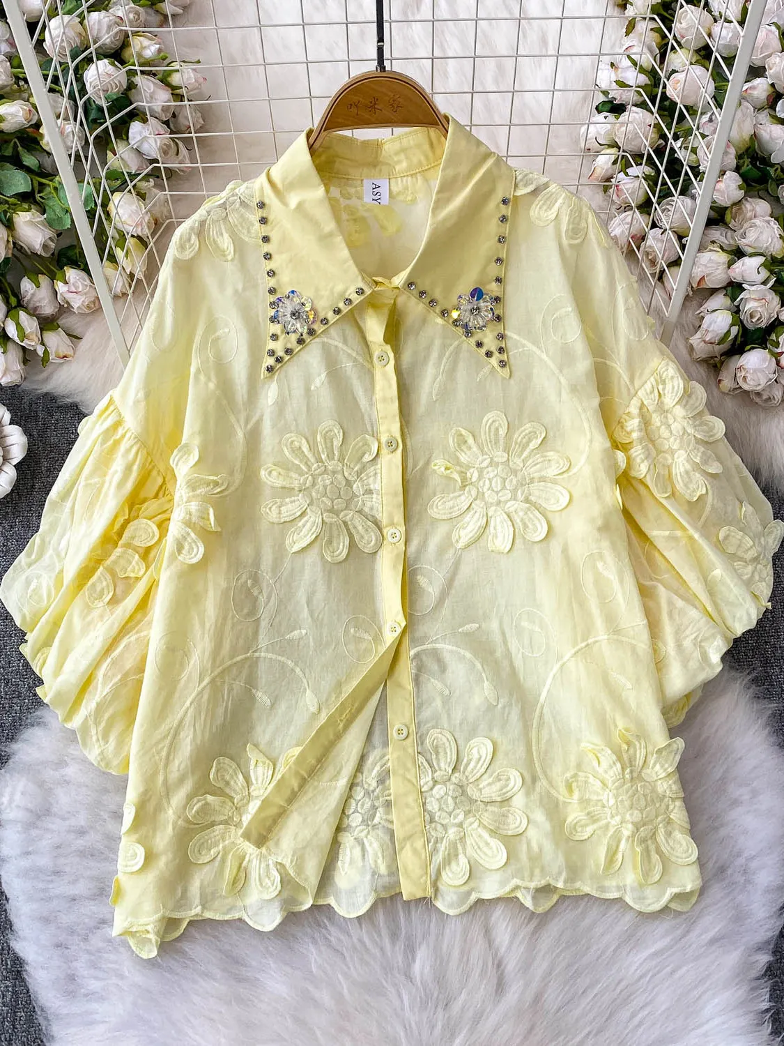 قميص أنيق مرصع بالألماس ثلاثي الأبعاد على شكل زهرة وأكمام واسعة للنساء ملابس صيفية فضفاضة للتخسيس ملابس خارجية على الطراز الكوري