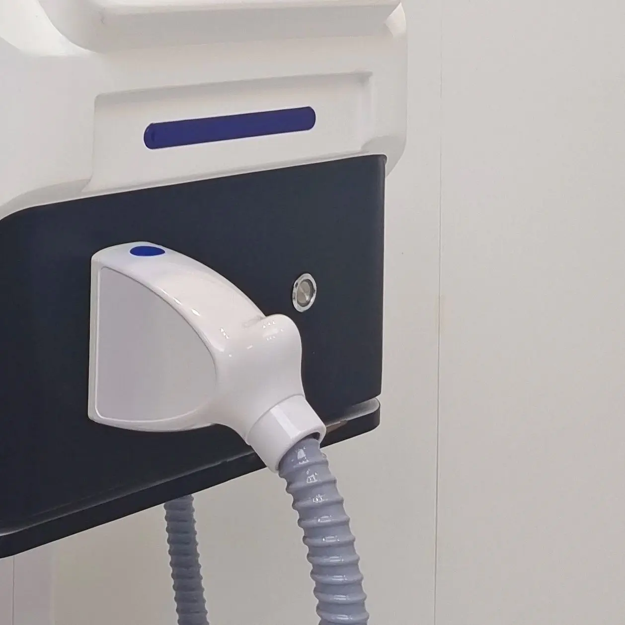 ‌ 2025 Neue tragbare Diodenlaser-Haarentfernungsmaschine 808 nm 755 nm 1064 nm Titan-Bleaching-Verjüngung Hohe Leistung