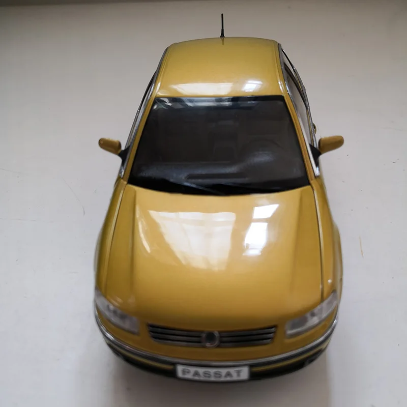 Original Diecast Alloy 1:24 Scale B5 PASSAT Car Model Yellow Purple For Adult Classic Collection Display Souvenir Ornament