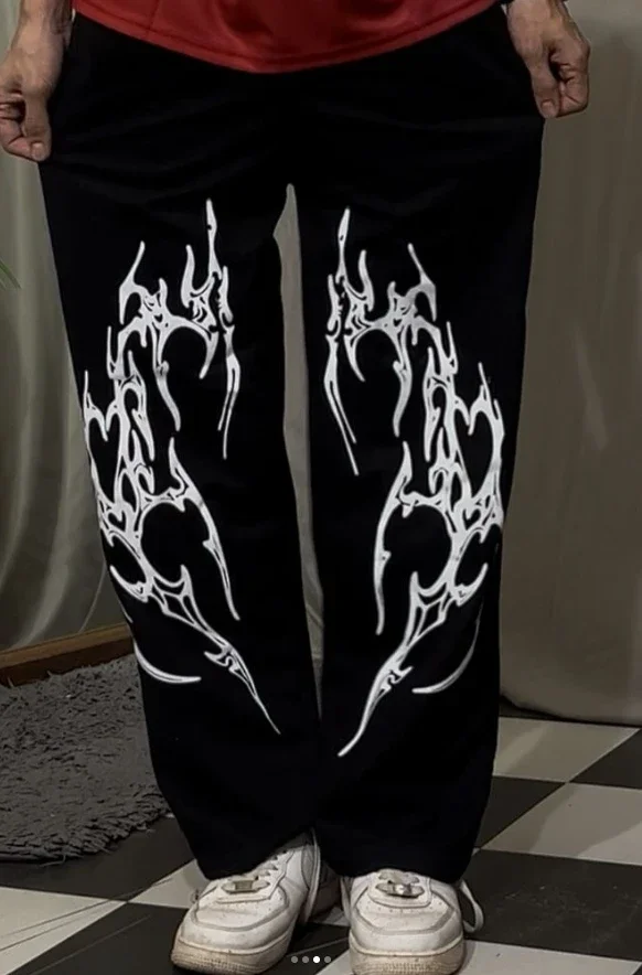 

Уличная мужская одежда, свободные черные джинсы, повседневные брюки с пламенным принтом, летний городской стиль 2025 г.