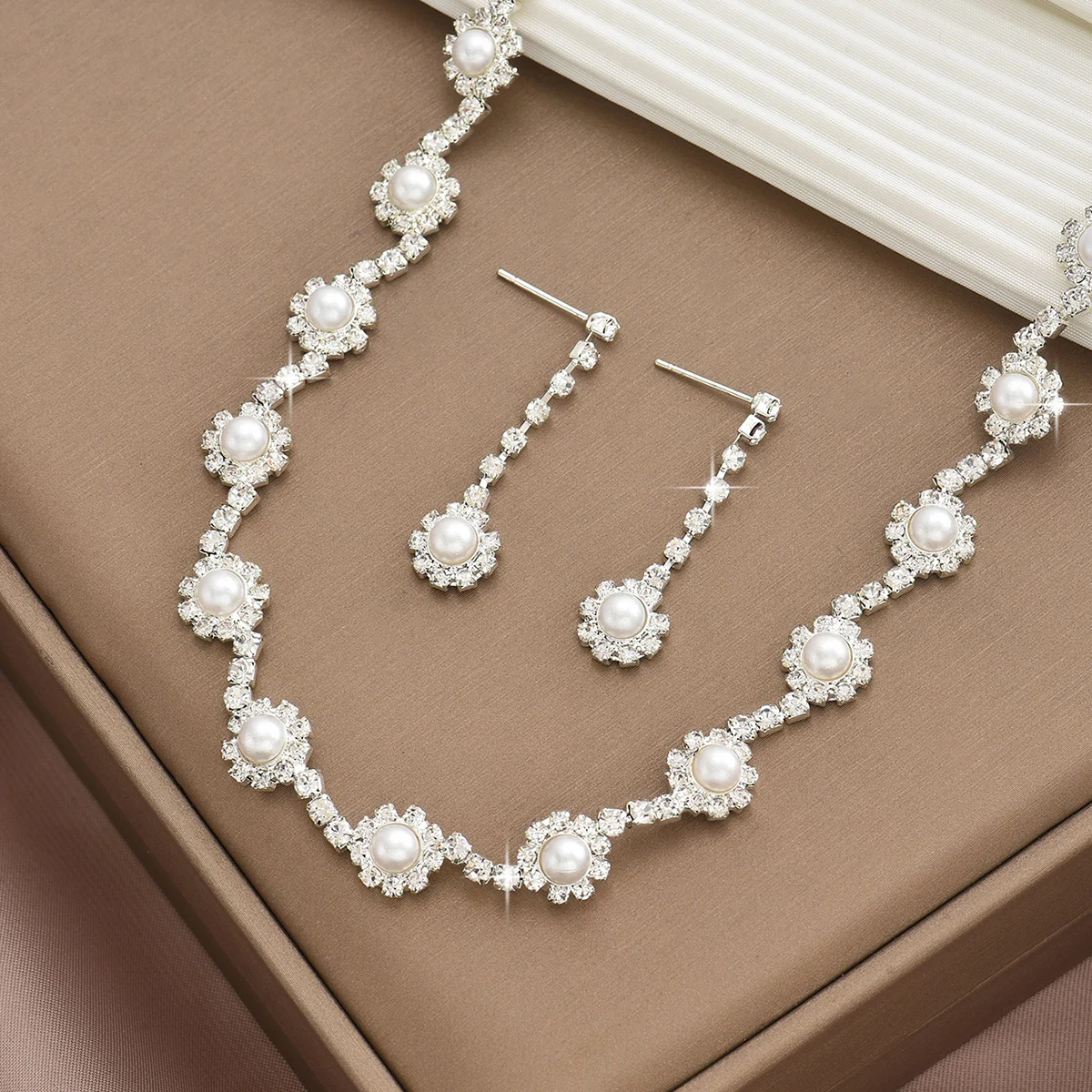 قلادة شرابة هندسية رائعة مرصعة بالألماس مع إكسسوارات راقية ومتعددة الاستخدامات للبيع بالجملة للنساء