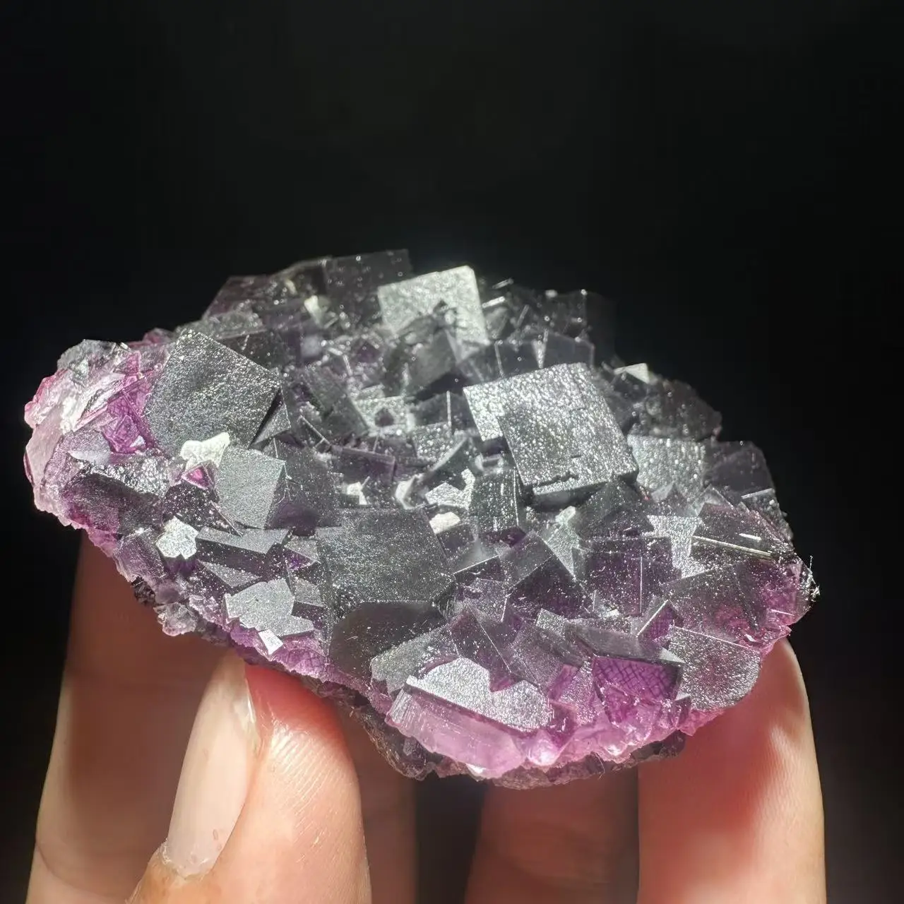 The new 100% natural fluorite purple red grid fluorite is the only home decoration mineral from Zhejiang