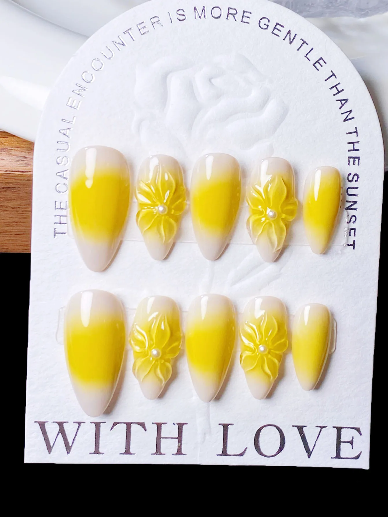10 morceaux de fard à joues dégradé jaune en forme d'amande fait à la main, fleur tridimensionnelle artisanale pressage nail art pour ongles