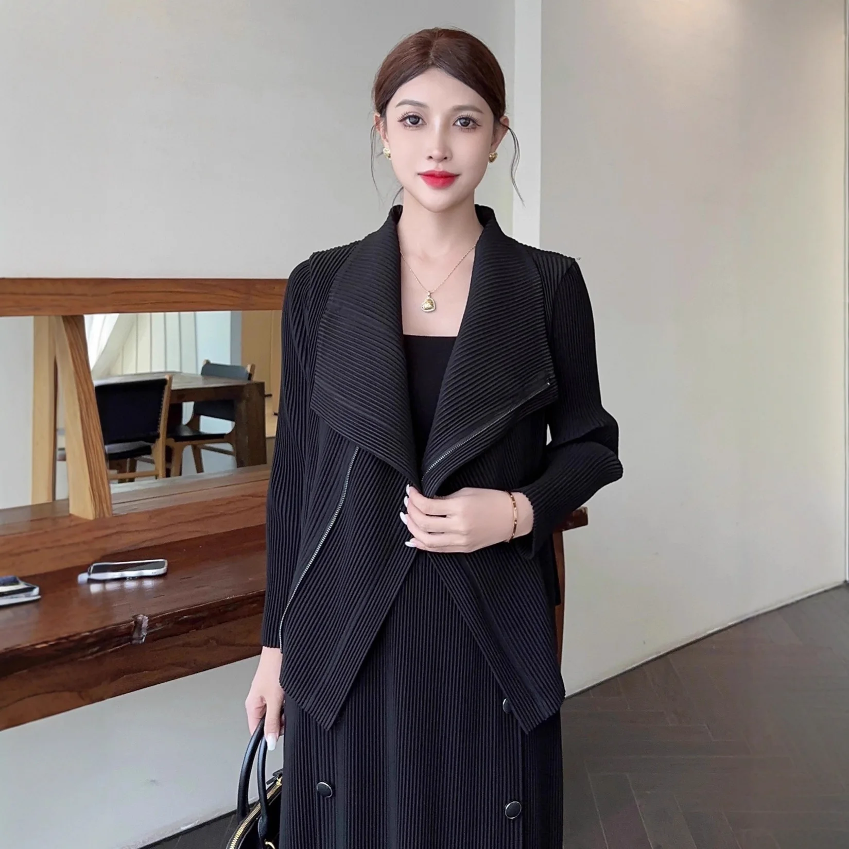 

Miyake Pleated Large Lapel Fashion Casual Top Women's Autumn and Winter New Versatile Cardigan Zipper Long-sleeved Short Coat