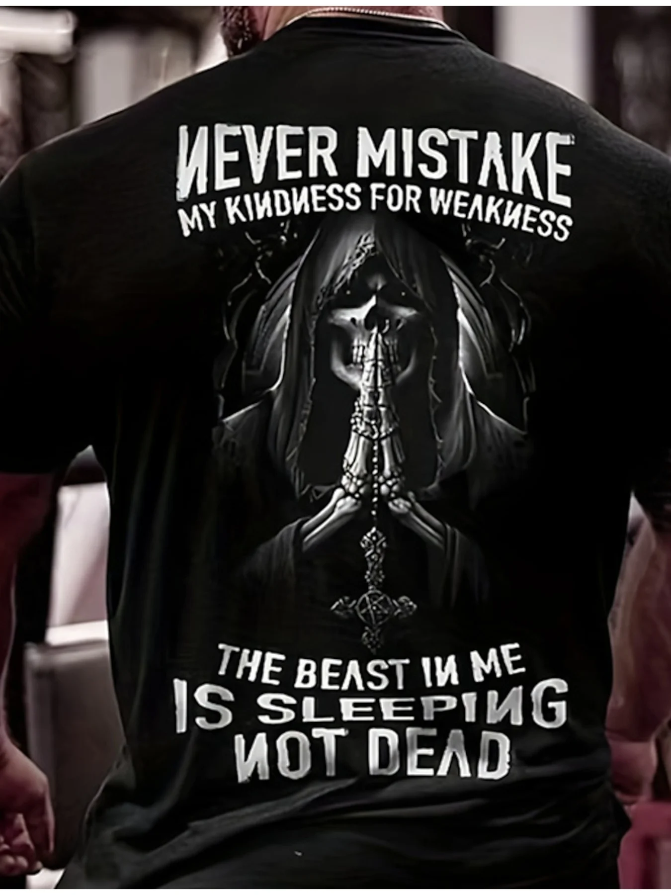 تي شيرت مع الكلمات "لا تفريغ أبدًا لطفي من أجل الضعف. الوحش البري ضمني نائمًا مرًا، وليست ميتًا."