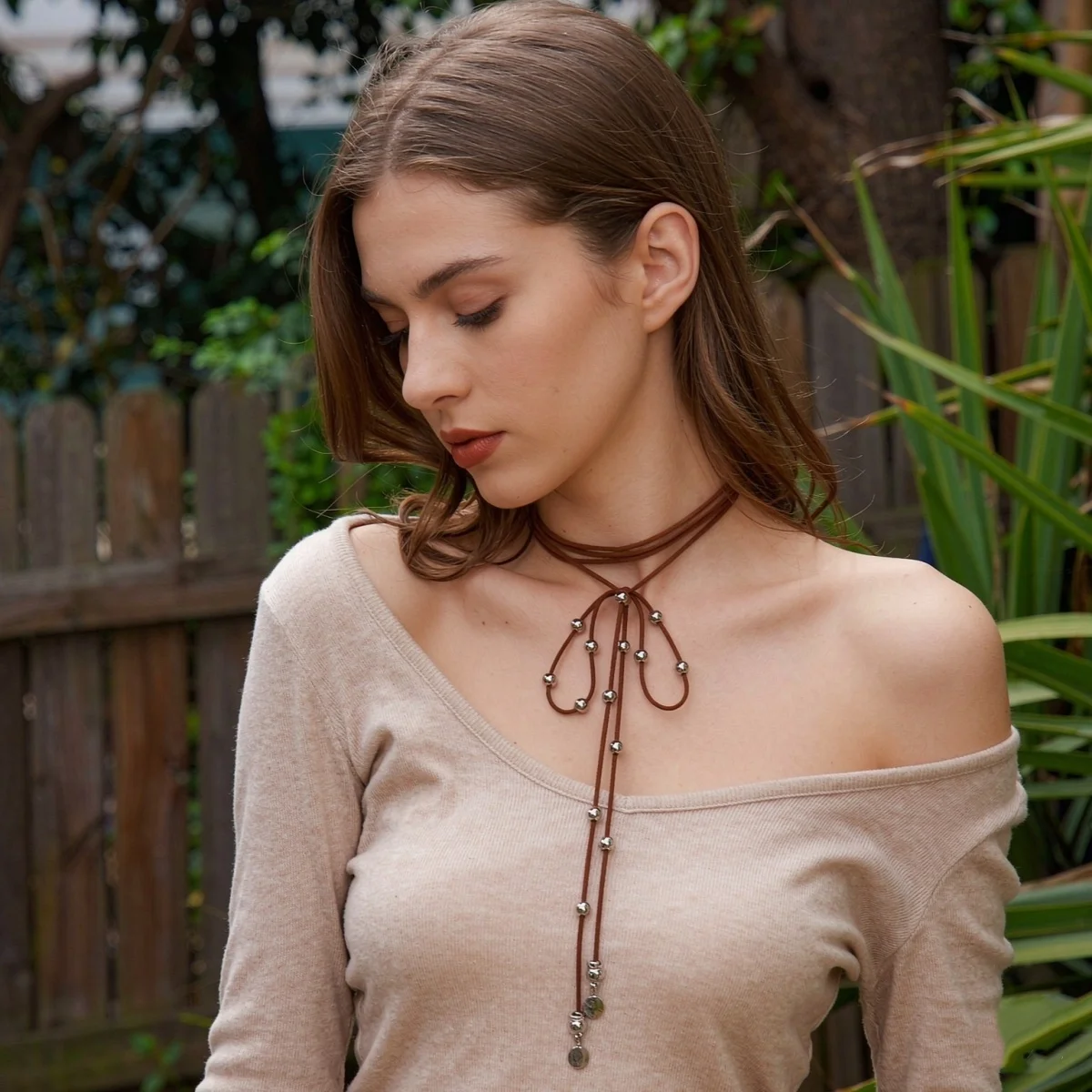 Trendige mehrschichtige Samt-Kordel-Schleifenkette für Damen und Herren, Retro-Western-Ästhetik, runde Perlen, Schleifenknoten-Choker-Schmuck. – Detail 4