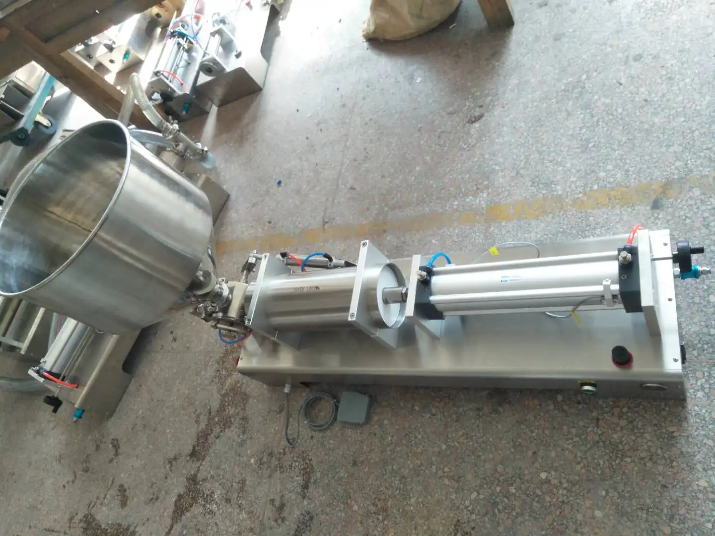 Bropack electric automatic 1000-5000ML paste bottle filling machine, suitable for food and chemical industry, high precision 1%,