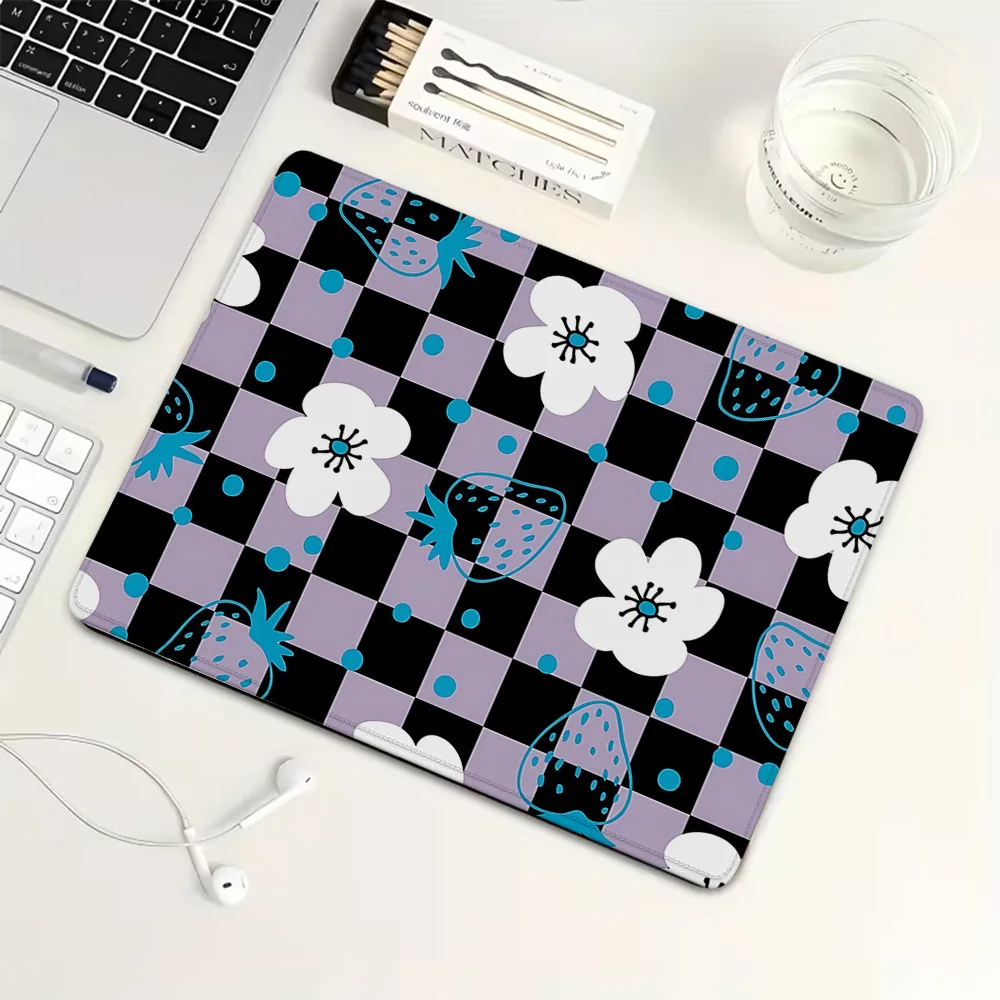 

Черно-белый клетчатый коврик для мыши с цветочным узором, маленький резиновый коврик для игровой мыши, коврик для механической клавиатуры, аксессуары для ПК, коврик для игрового стола