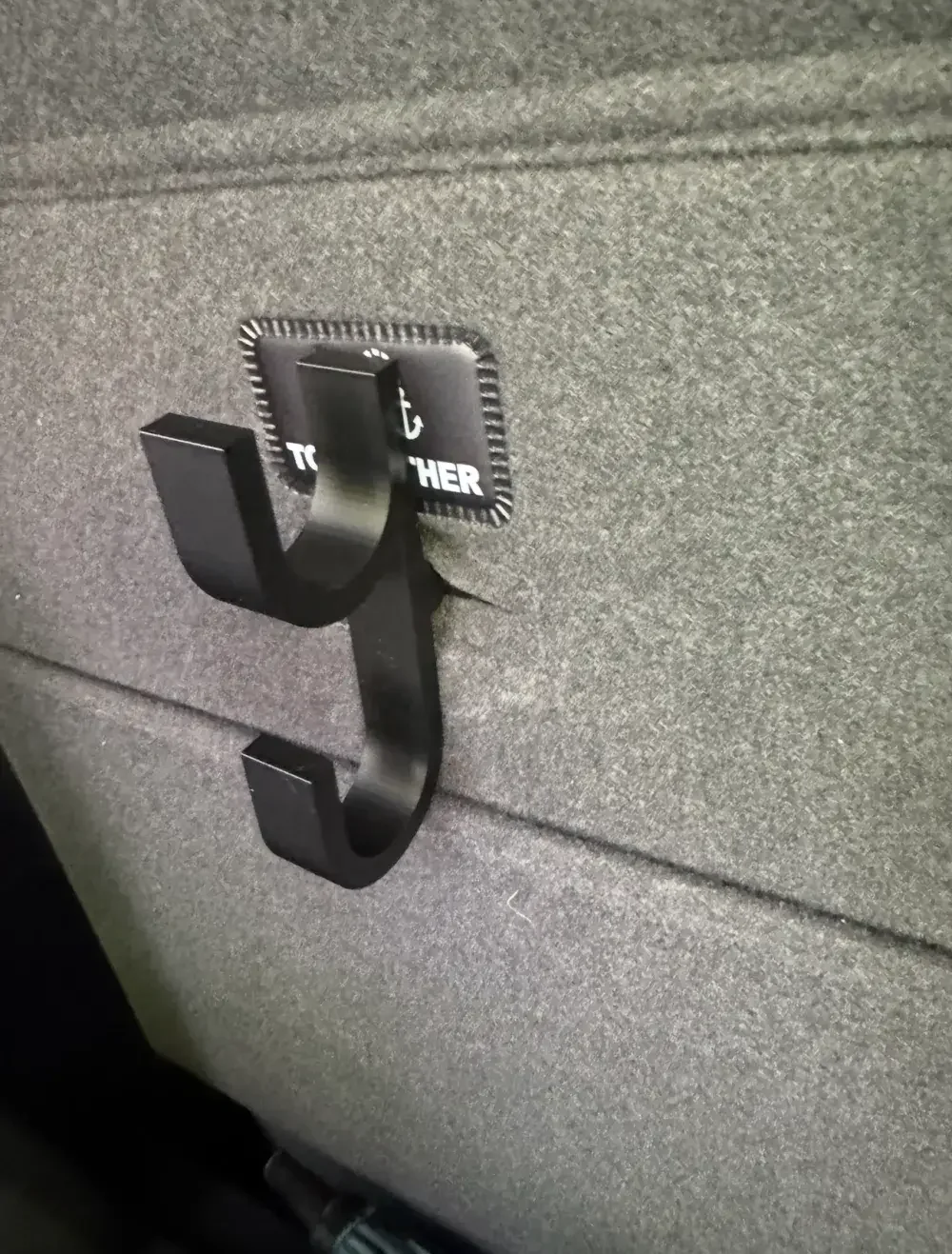 2 Stück Auto-Schirmhaken – Kofferraumaufhänger, universell für Limousinen mit bohrfreier Installation, multifunktionale Aufbewahrungsregale für die Rückenlehne – Detail 7