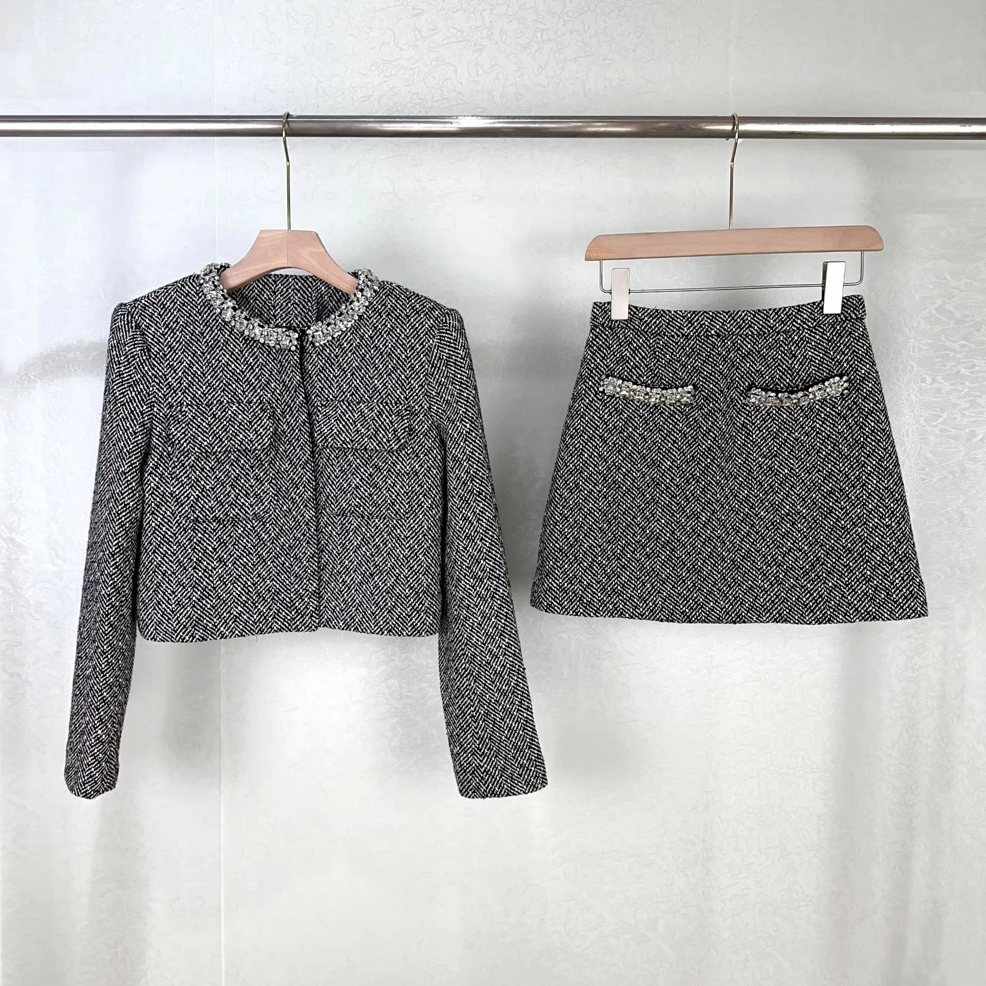High Quality AutumnWinter Beading Diamonds ChainGrey Tweed 2PieceSet Women Jackets Short Skirts Suits 2pcs Outfitsкостюм