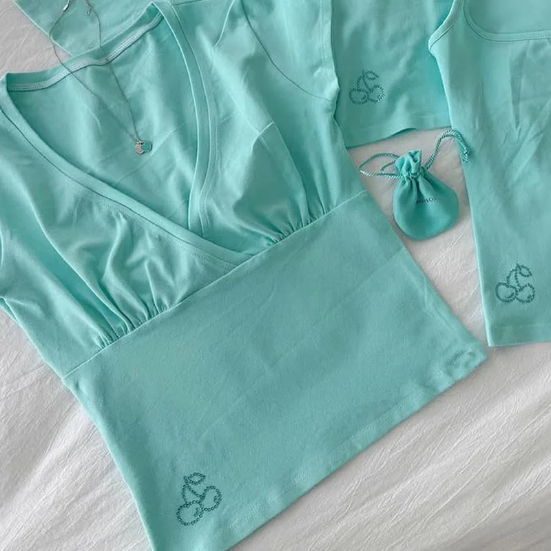 Millennium style solid color V-neck cross short top with sleeves, pleats, small embroidery, spicy girl slim fit short T-shirt
