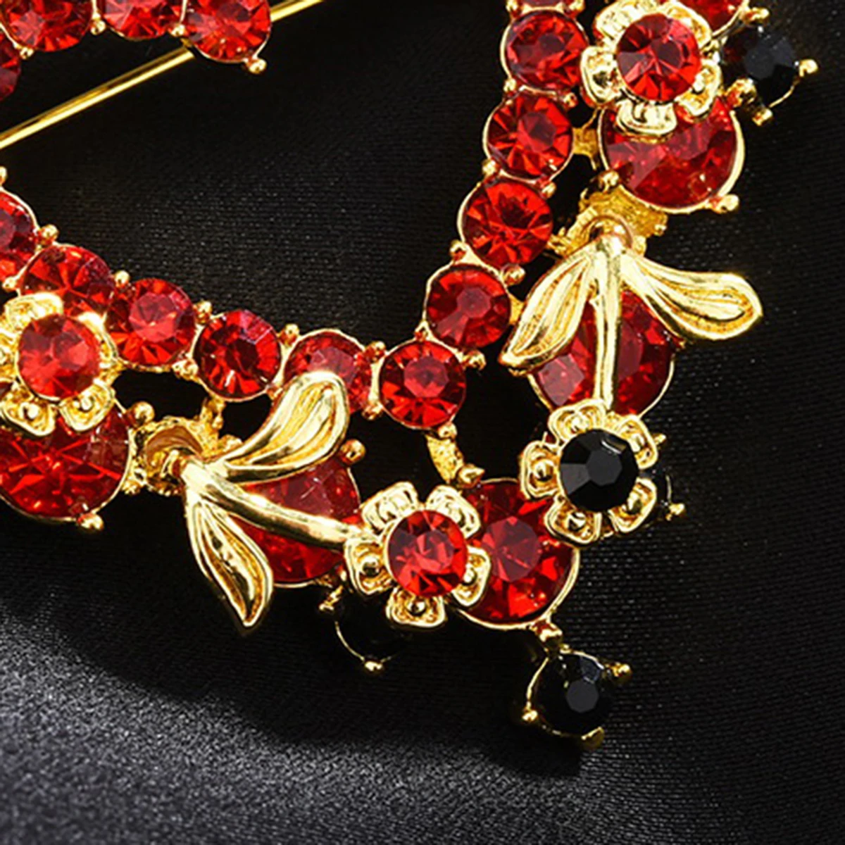 

Loving Heart Brooch Simple Rhinestone Funny Beautiful Decorative Brooch for Scarf Bag Clothes Trousers