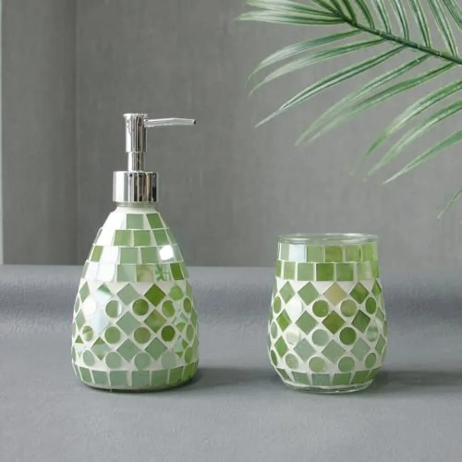 

Элегантный набор аксессуаров для ванной ELEGANTZ: мозаичный декор, стеклянный дозатор для мыла и держатель для зубных щеток