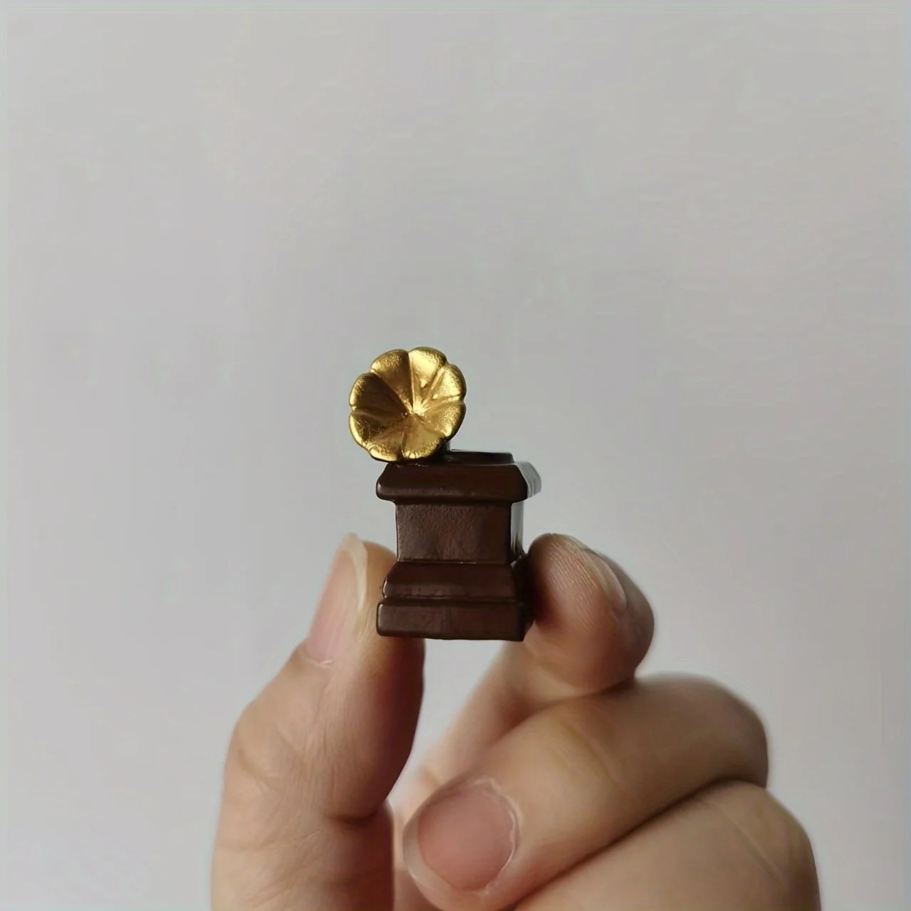 Vintage-Style Miniature Mini Gramophone Collectible Figurines - Resin Crafted, Ideal for Various Room Decor & Universal Holiday