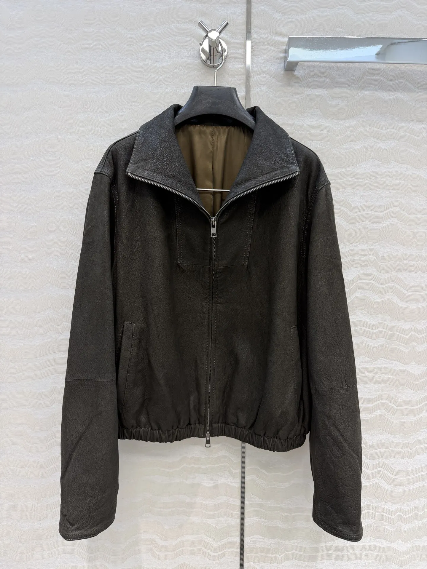 2026 high-end stand up collar leather jacket, women's cool and stylish jacket