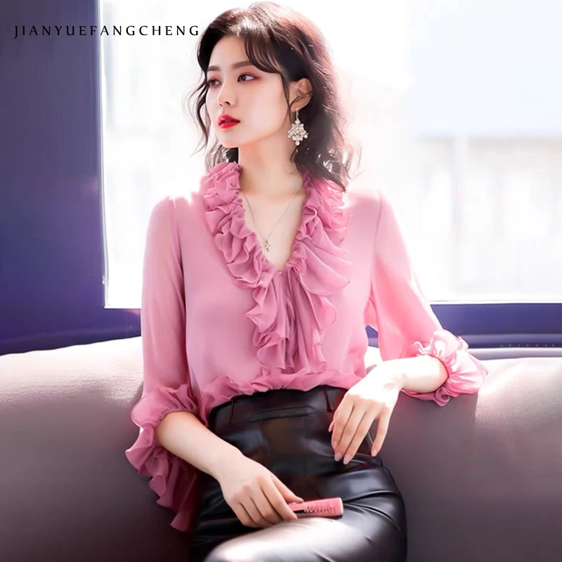 

Лето 2025. Женская французская шифоновая блузка с рюшами — V-образный вырез, рукав три четверти, свободный розовый топ для модных женщин.