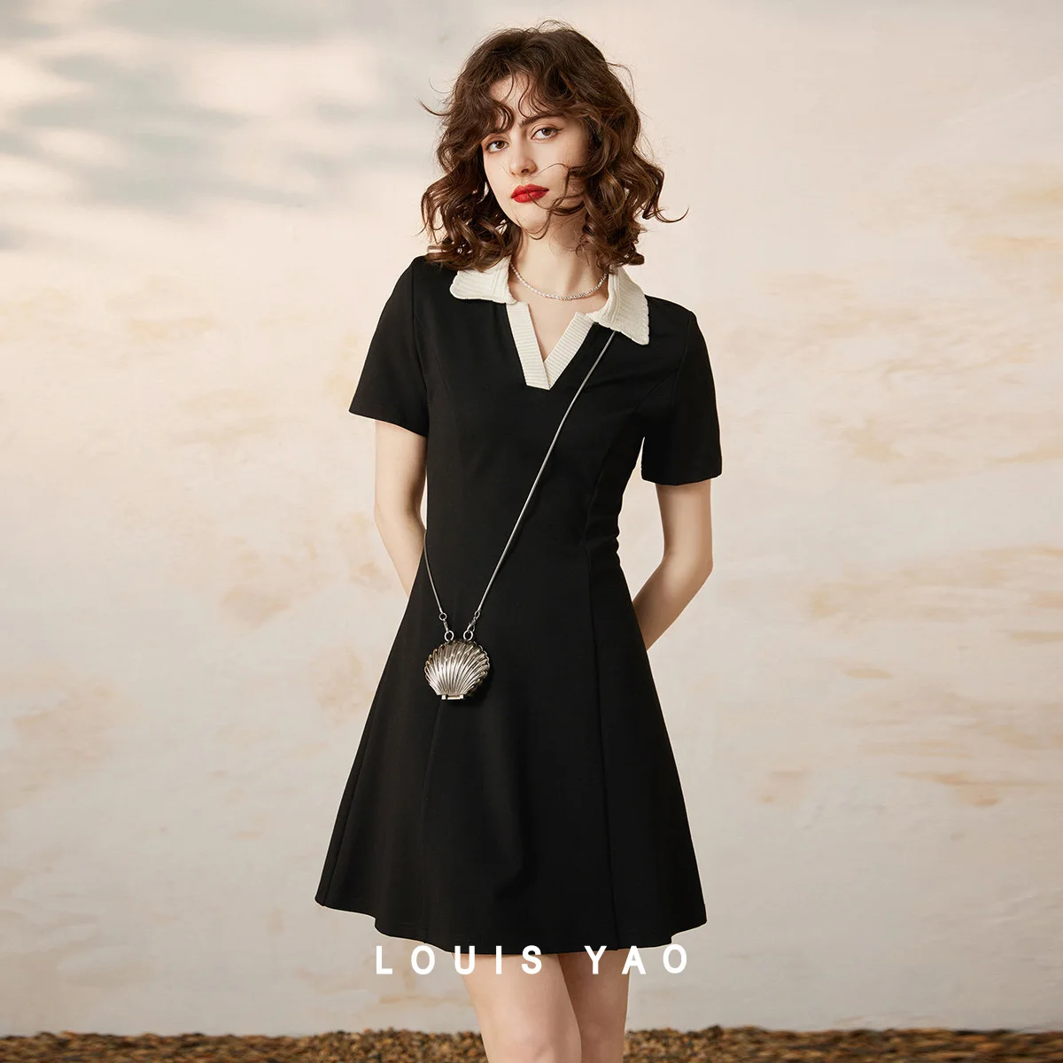 

LOUIS YAO Color Blocking V-neck Slim Fit Black Dress 2025 Summer Age Reducing College Style Short Sleeved Women's Dress