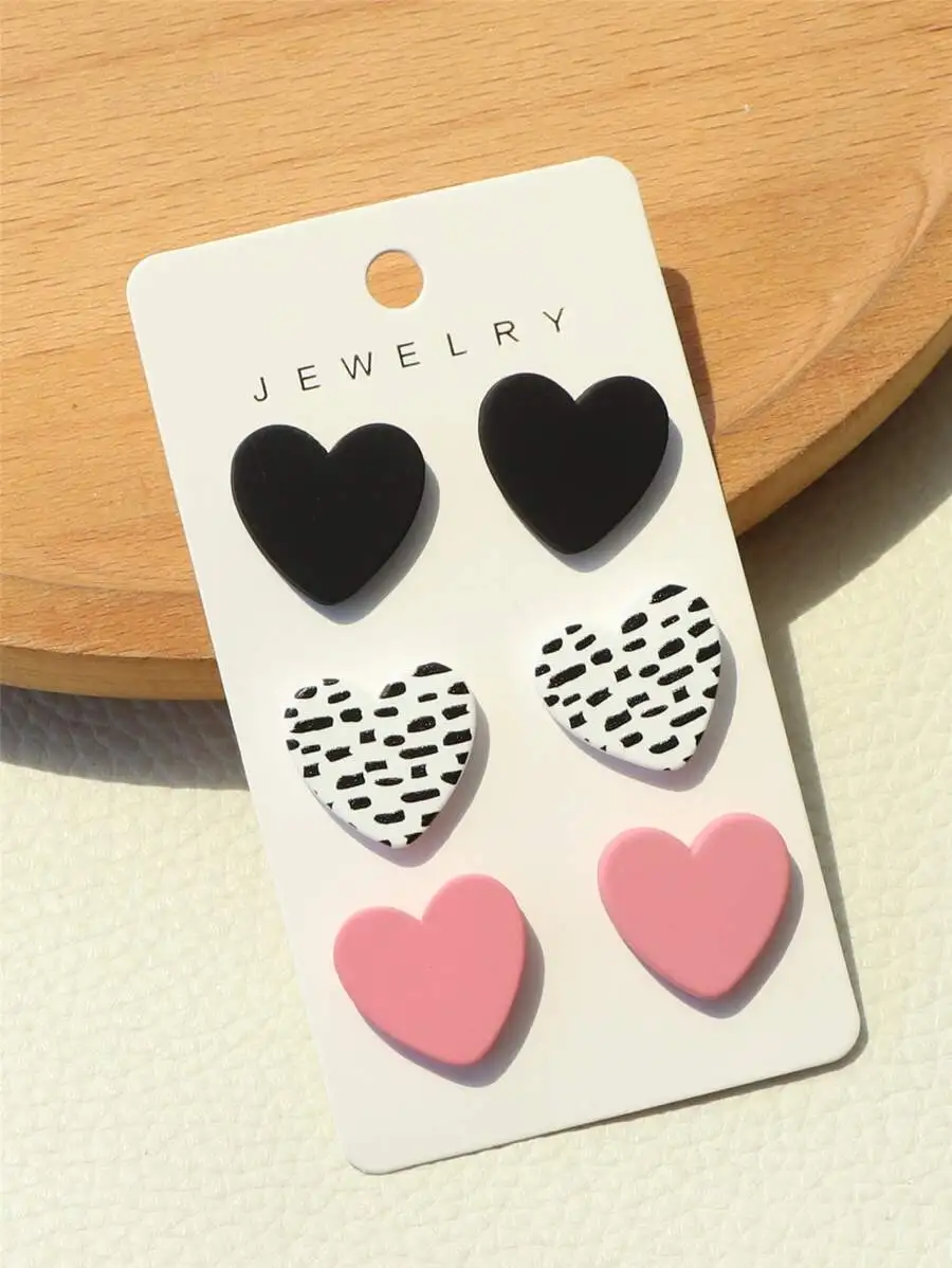 

Набор из 3 пар серег-гвоздиков в форме сердца — однотонный черный, розовый и с рисунком «расплесканный чернилами» для подарка на День святого Валентина