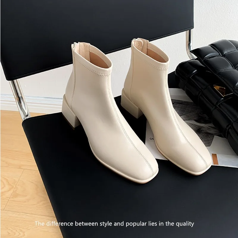 

Женские короткие ботинки в корейском стиле с квадратным носком, универсальные кожаные ботинки с коротким голенищем, ретро-модель 2026 года для осени и зимы.