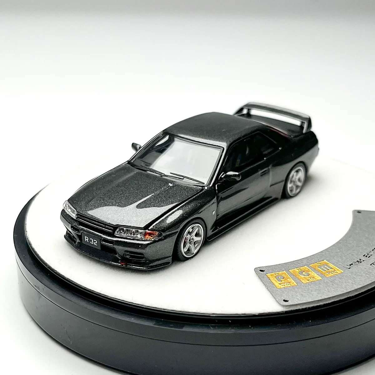 

PGM 1:64 R32 Diecast Model Car