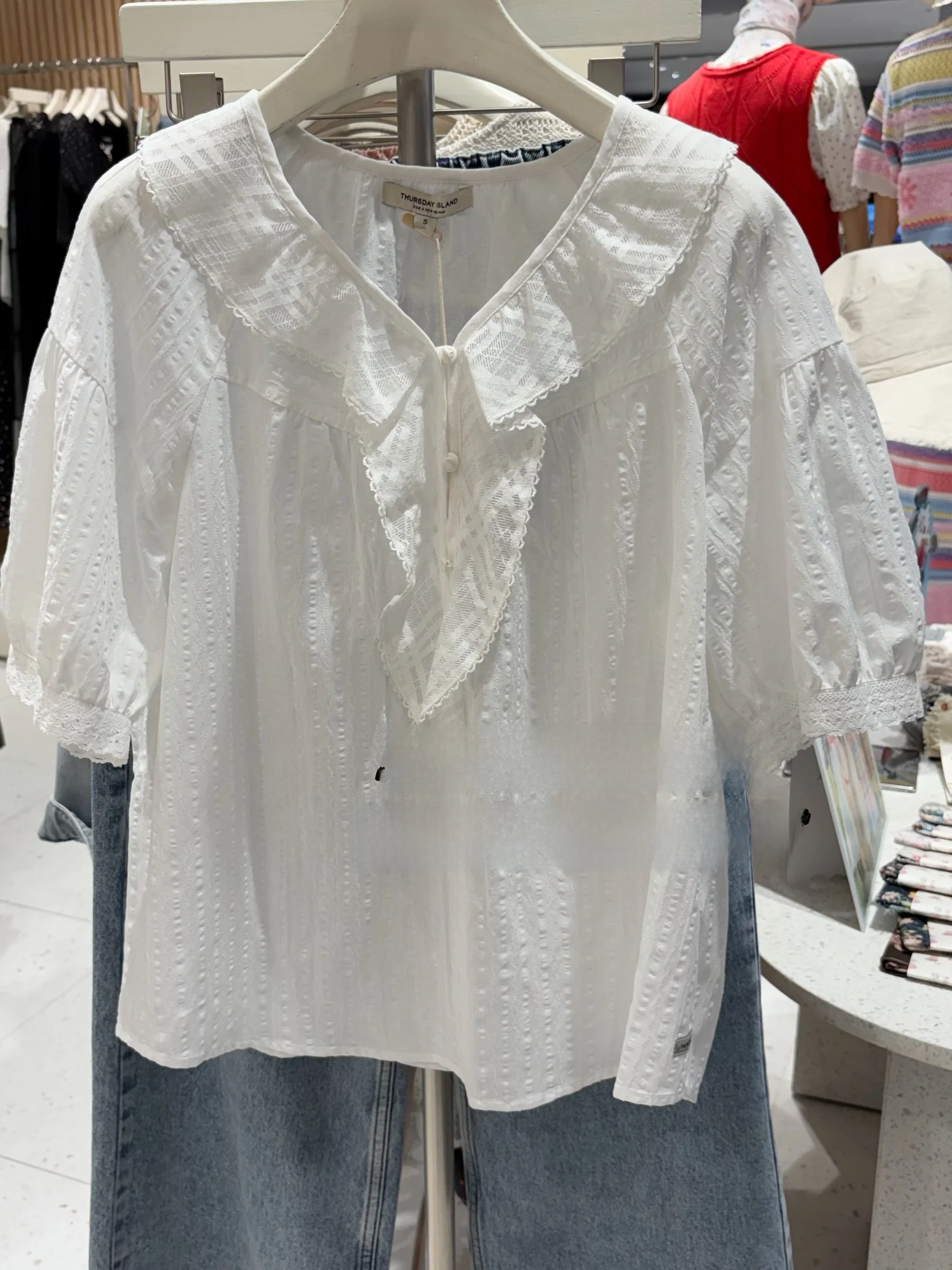 

Korean Style White V-Neck Short Sleeve Women's Shirt Summer Top with Lace Trim Loose Fit Slimming Effect Pure Color