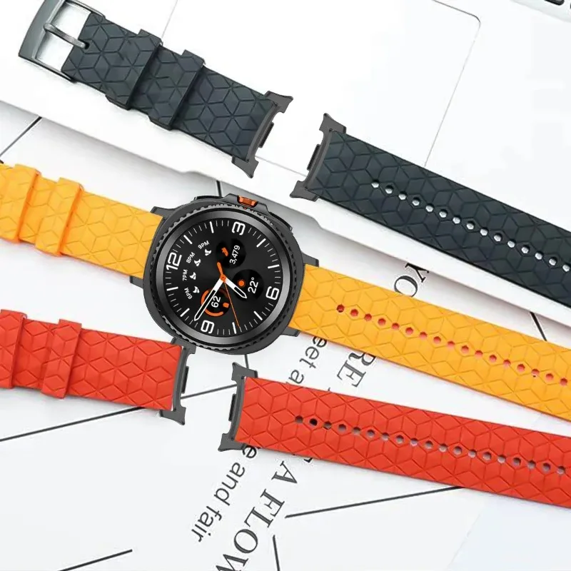 حزام سيليكون مطبوع لكرة القدم لساعة سامسونج جالاكسي 8/8 كلاسيك حزام سيليكون بلونين لسوار جالاكسي الترا 2025/47 ملم