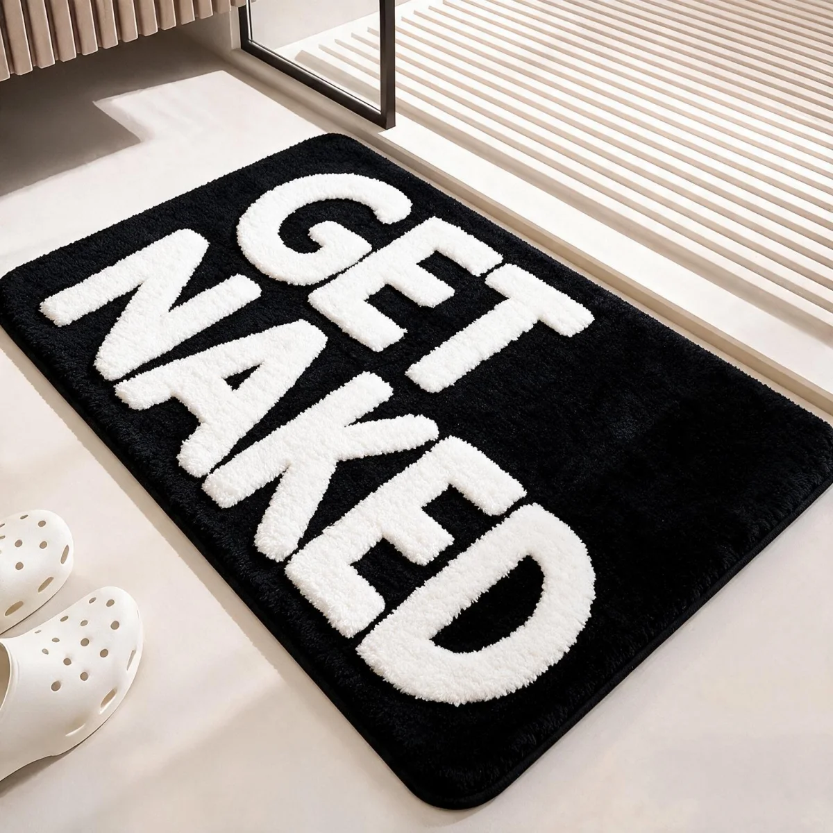 Tappetino da bagno quadrato con stampa, spesso e morbido, realizzato in flanella, con superficie assorbente e fondo in PVC antiscivolo, ideale per il bagno e l’ingresso.