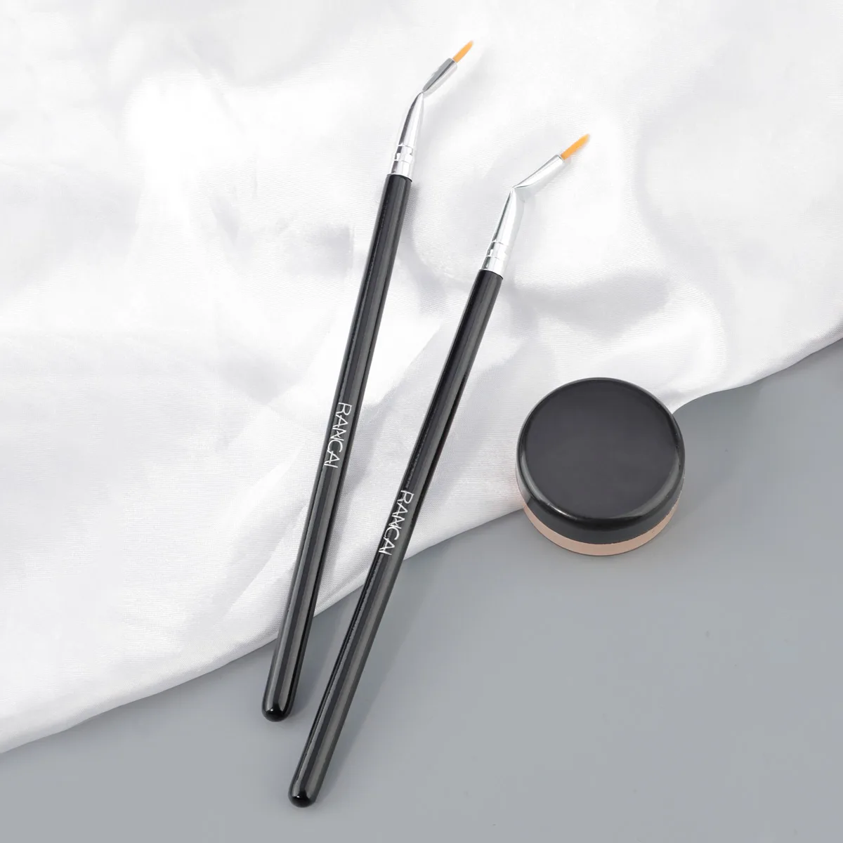 Winkel-Make-up-Pinsel. Eyeliner mit einem Formen. Sleeper. Eyeliner-Pinsel. Concealer mit Ellenbogendetail bis zum Zerreißen. Eyeliner-Pinsel