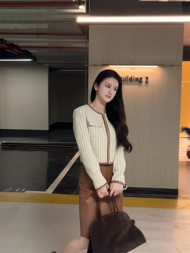 

Комплект из кожаной юбки и топа Luhe Pheasant Harvest Moka Hazelnut Stripe: круглый вырез, стиль преппи, фасон «русалка», на четыре сезона, повседневный.