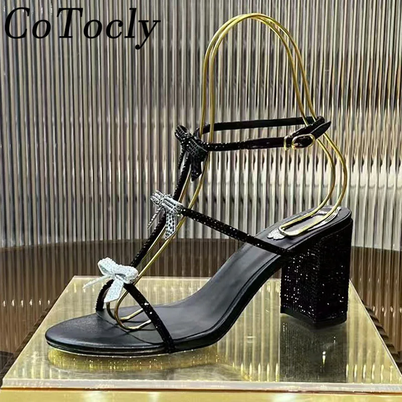جديد صنادل كعب عالٍ النساء حجر الراين الكاحل حزام أحذية الحفلات الإناث كعب مربع مكتنز كريستال فراشة عقدة الصنادل امرأة